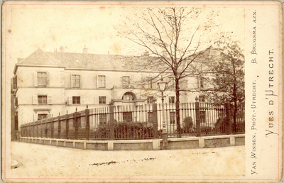 80547 Gezicht op de voorgevel van het Paleis van Justitie (Hamburgerstraat F 233-236) te Utrecht. Links de Korte ...